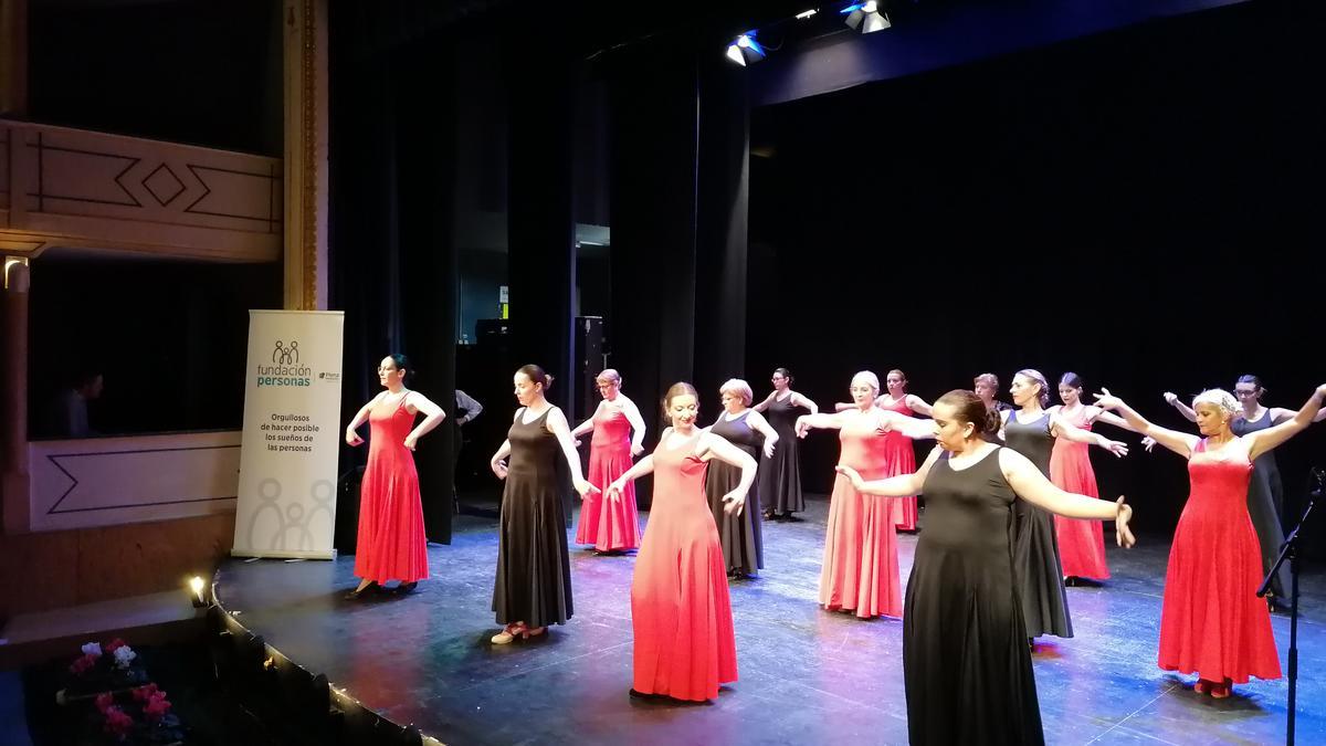 Integrantes de la asociación &quot;Aires Rocieros&quot;, en otra actuación solidaria ofrecida en el Teatro Latorre