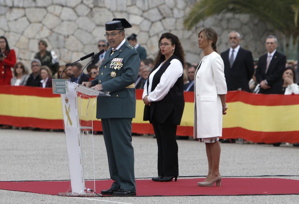 Fernández Díaz asiste a la entrega de la bandera nacional en Acuartelamiento Jaime II