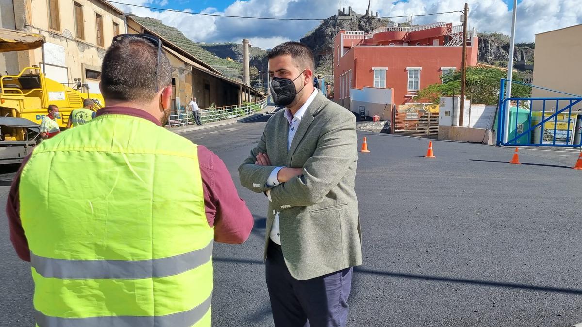 Las obras de repavimentación de la carretera LP-2 entre Argual y Tazacorte.