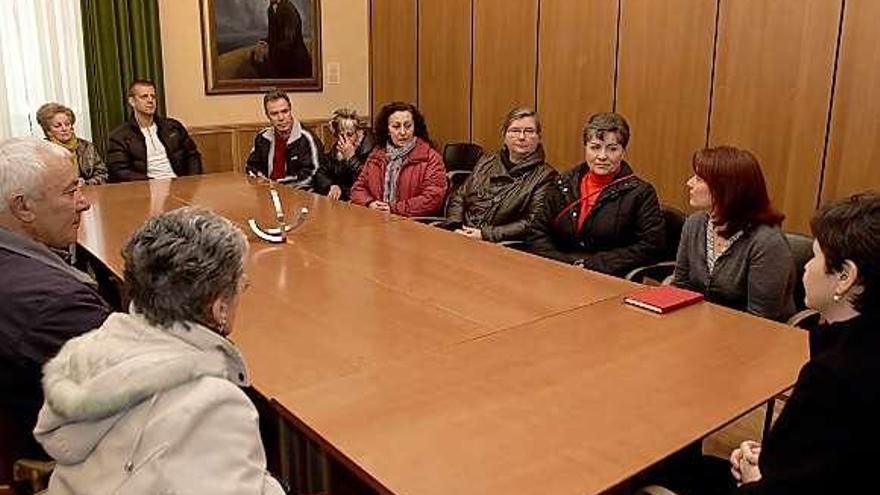 Carmen Moriyón, a la derecha, con padres de Apta.