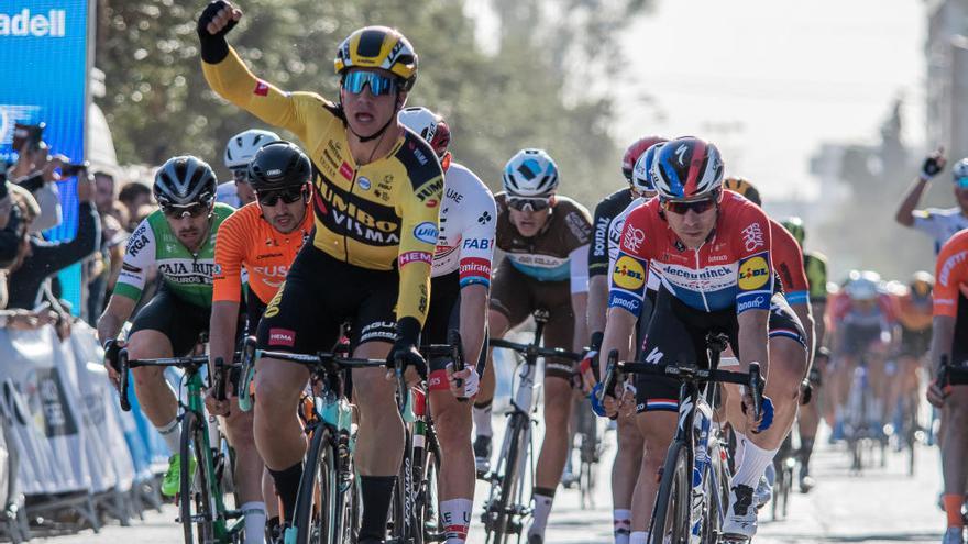 Dylan Groenewegen se ha vestido con el primer maillot amarillo de la Volta tras ganar al esprint en Vila-rea