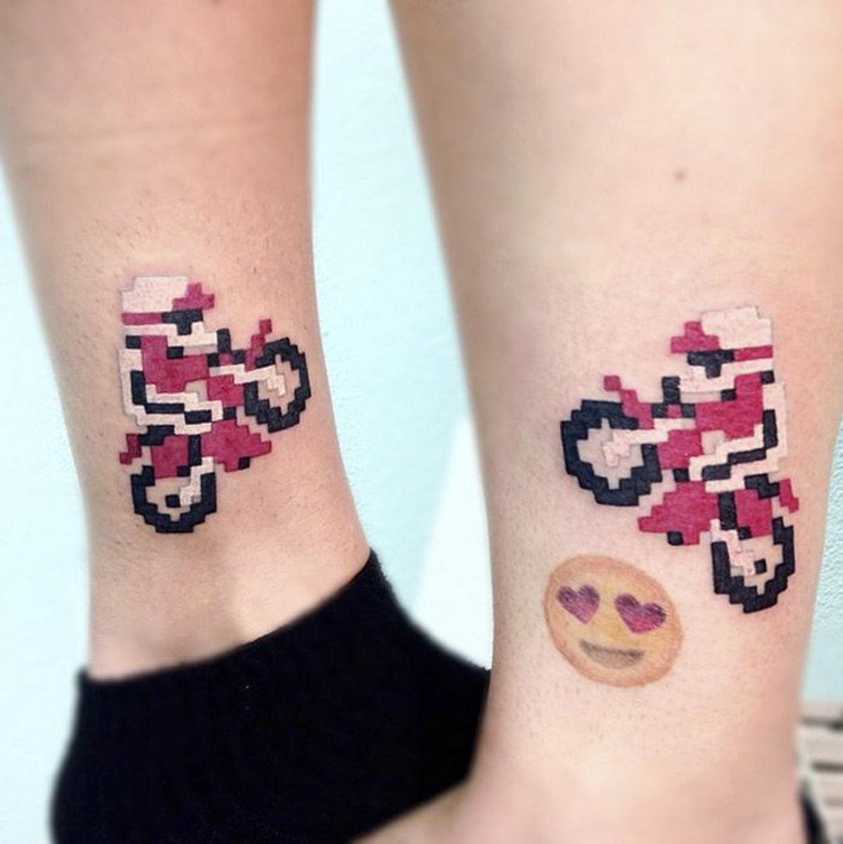 Tatuajes con emojis: moto y corazones