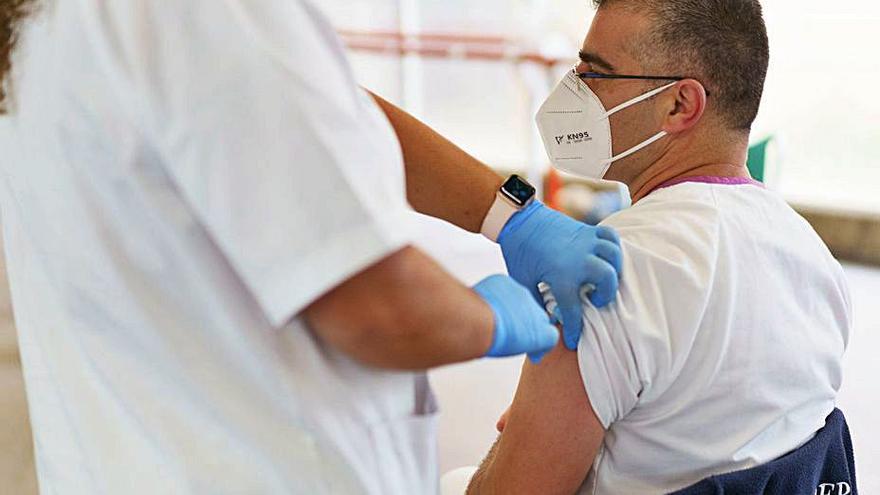 Inicio de la campaña de vacunación a sanitarios. |   // E.P.