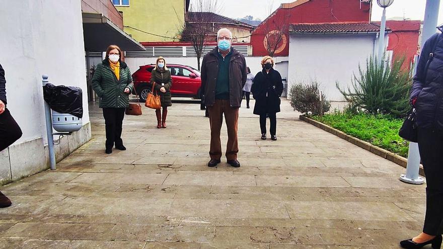 Por la izquierda, Avelino Llaneza, María Alegría, Encarna Álvarez, Ramón Pardo, Marta González y Mariana Fernández en el centro social de Mieres. |