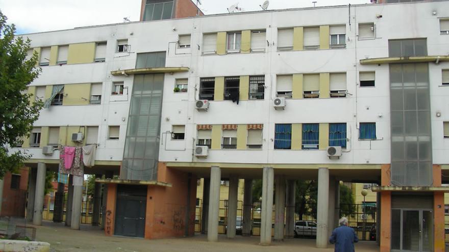 Fachada de un bloque de viviendas en el barrio del Guadalquivir de Córdoba.