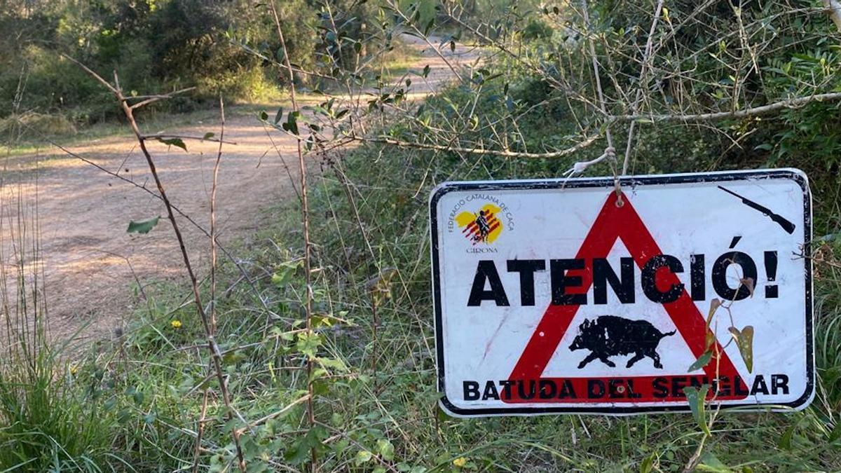 Imatge d'arxiu d'un rètol que indica que s'està produint uns batuda per caçar senglars