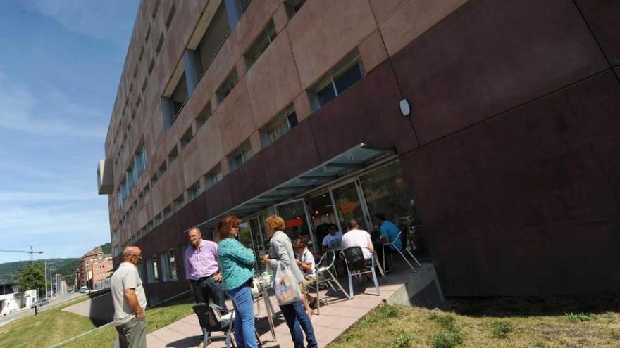 Visitantes en una jornada de puertas abiertas en la residencia de estudiantes de Mieres.