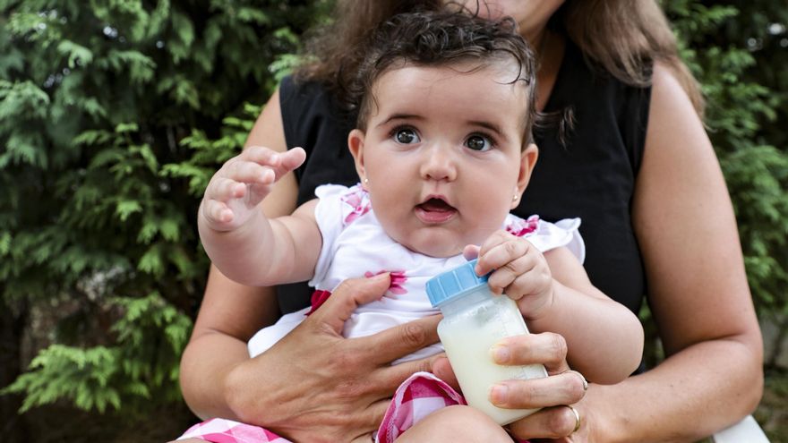 María Barrio Anillo,  donante de leche  materna en el HUCA,  con su hija pequeña,  Ana González-Manjoya  Barrio. | Irma Collín