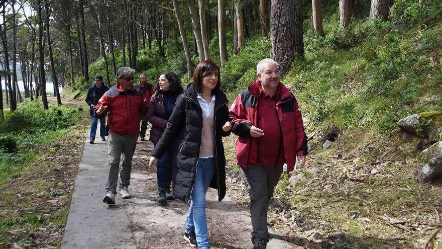 Ángeles Vázquez, ayer junto al director de las Illas Atlánticas, en la visita a Cíes. // CMAOT