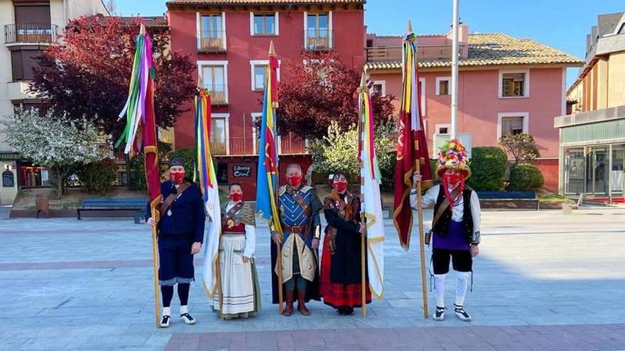 Representación de artesanos y labradores, los habituales que salen disparando salvas en el Primer Viernes de mayo