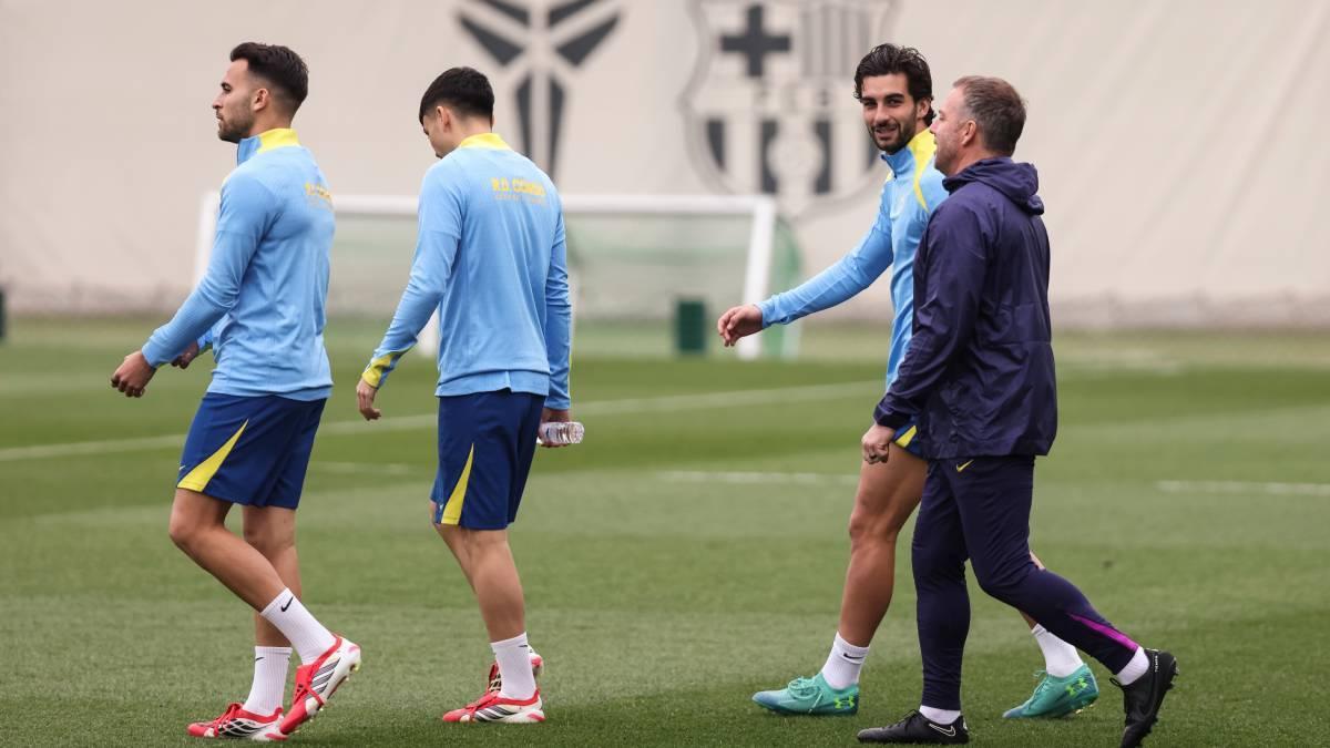 Flick charla con Ferran, Eric y Pedri en un entrenamiento