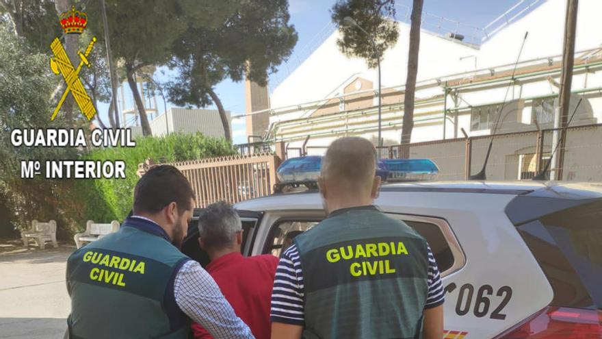 Agentes de la Guardia Civil trasladan al detenido en Carcaixent.