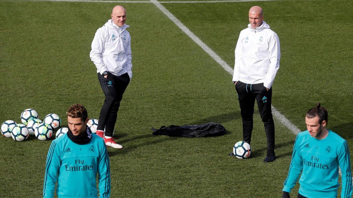 Zidane observa a Cristiano y Bale durante el entrenamiento en Valdebebas