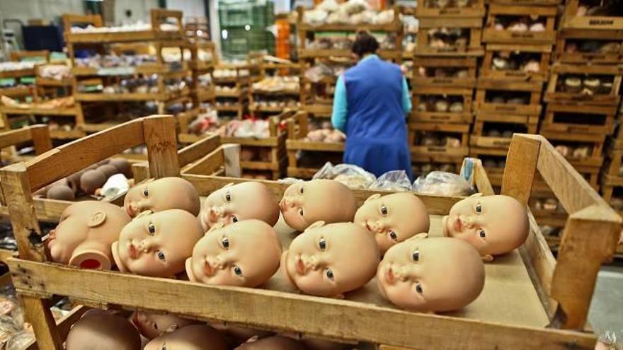 Imagen de una fábrica de muñecas en la Foia de Castalla, centro productor por excelencia del juguete en la provincia.