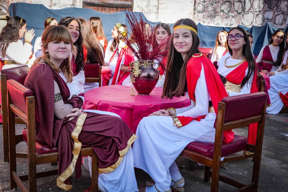 Badajoz se transforma en Belén: Más de 500 alumnos del colegio Santa Teresa recrean el nacimiento de Jesucristo