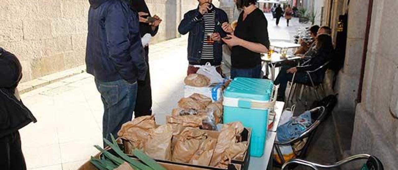 Consumidores y productores, durante una distribución.  //  Alba Villar