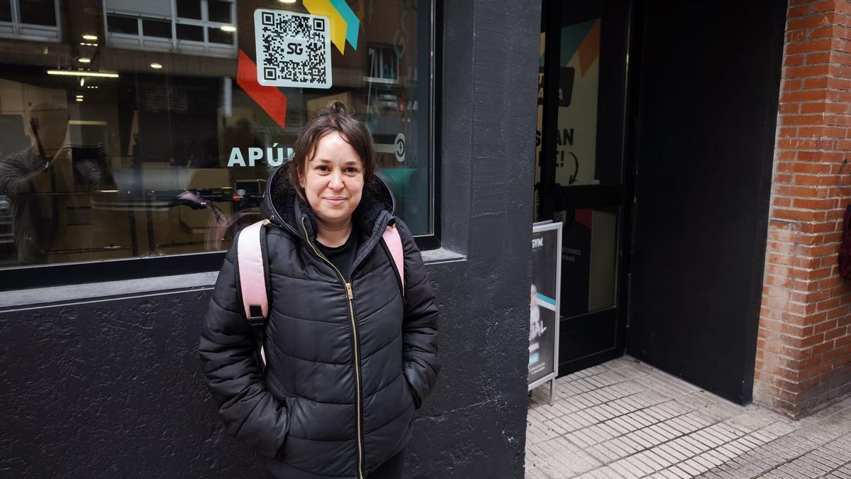 Patricia Carcedo, a la entrada del Sinergym de Laviada, en Gijón.
