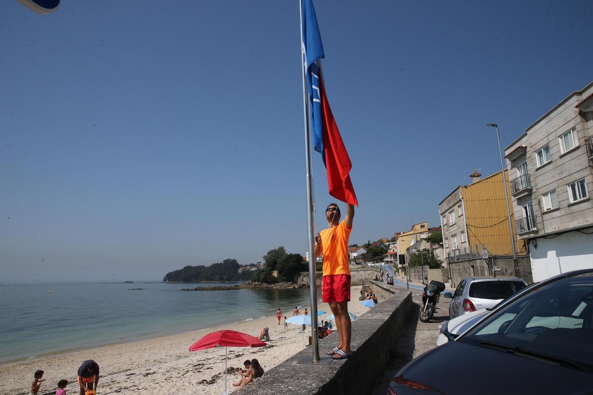 La bandera roja a finales de agosto en la playa de O Con, en Moaña.