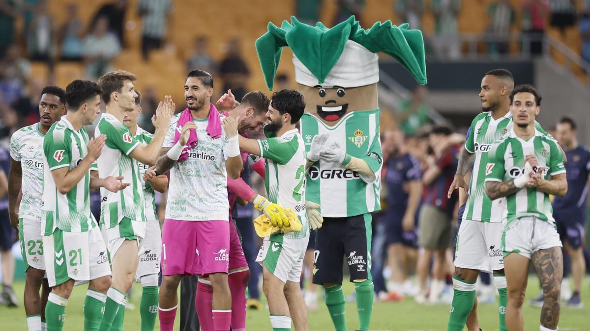 Los jugadores del Betis despiden a Adrián San Miguel tras el último partido de Liga ante el Levante disputado en La Cartuja