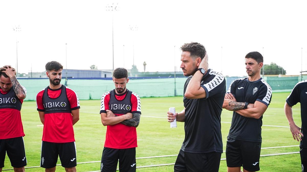 Sergi Guilló, entrenador del Real Murcia, durante una sesión de trabajo de la pretemporada.