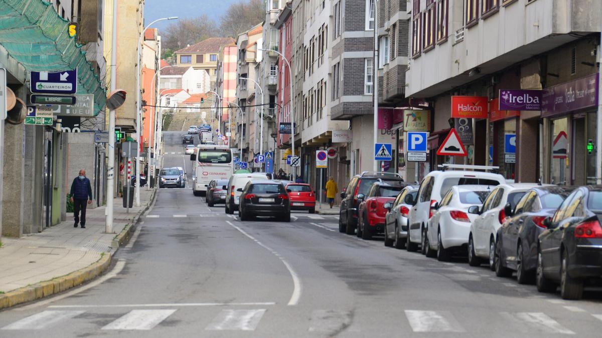 Un tramo de la céntrica calle Pazos Fontenla, en Bueu.