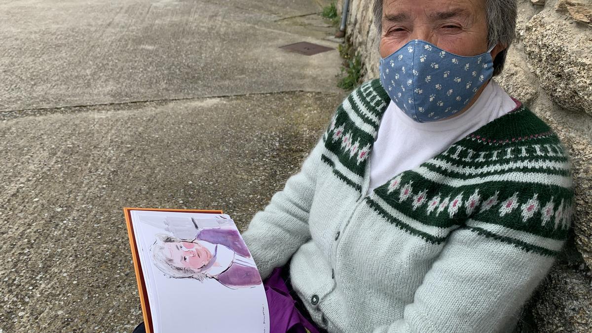 Prudencia Garrote viendo el libro en la página donde aparece su ilustración