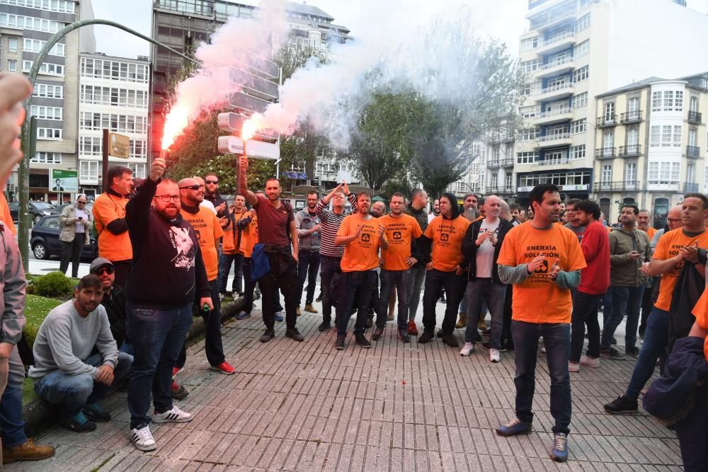 Representantes del comité de empresa de la fábrica coruñesa se han encerrado en la Delegación del Gobierno en Galicia