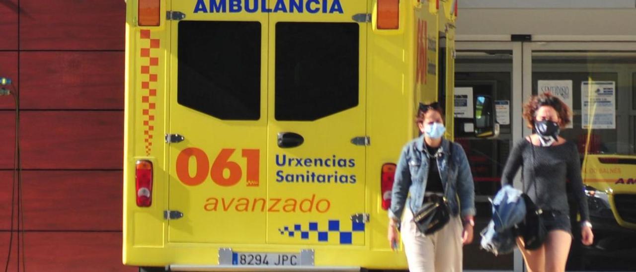 Ambulancia medicalizada en su base principal del Hospital do Salnés. |   // IÑAKI ABELLA