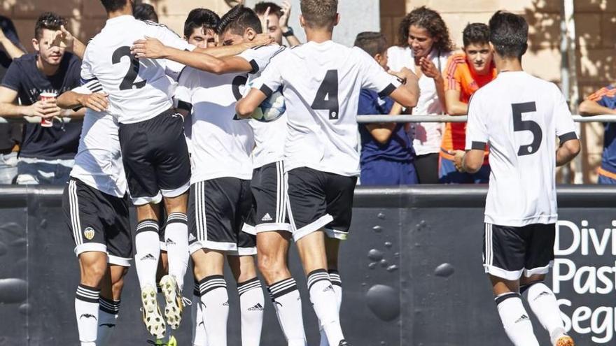 Los jugadores del Valencia celebran uno de los dos goles.