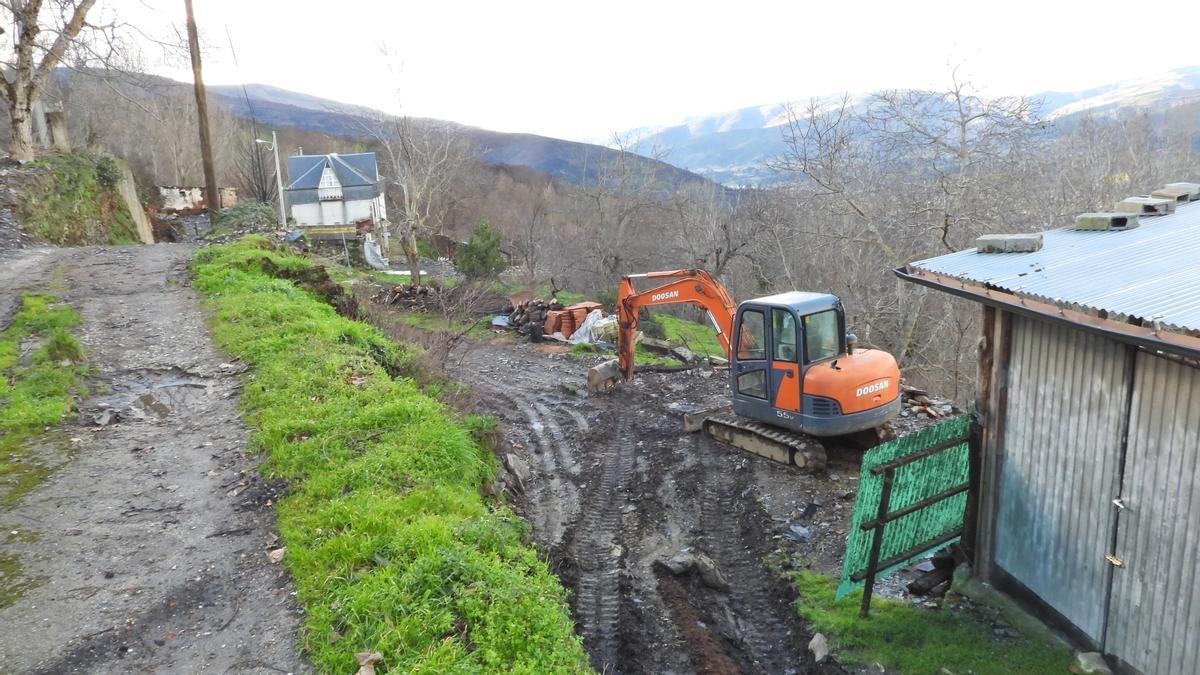 Maquinaria de obras en el entorno de una vivienda de Alixo.