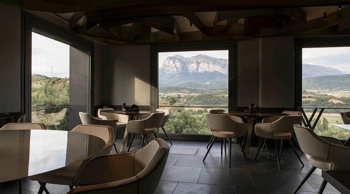 Vista del interior del restaurante Callizo, en Aínsa, Huesca