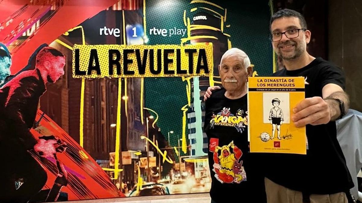 Salva Espín y su abuelo Salvador posan con ‘La dinastía de los merengues’ durante su visita, el pasado jueves, a ‘La Revuelta’.