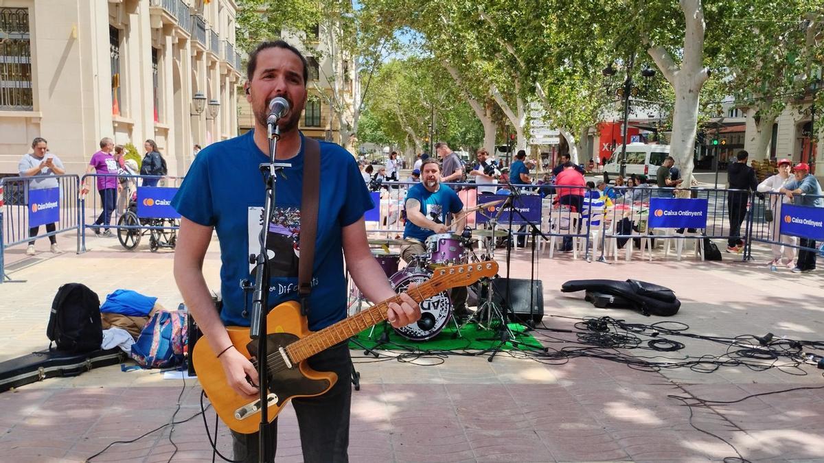 Ivan Lane, cantante del Grupo Ñ, presenta la canción “Igual de diferentes”