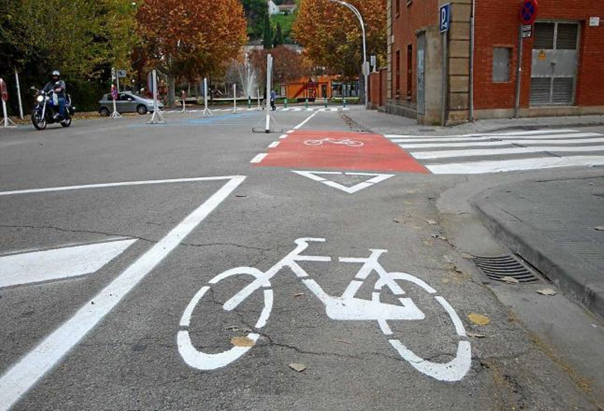 Carril bici al carrer Soler i March de Manresa. Es podrà anar del centre de la ciutat a Santpedor en bicicleta