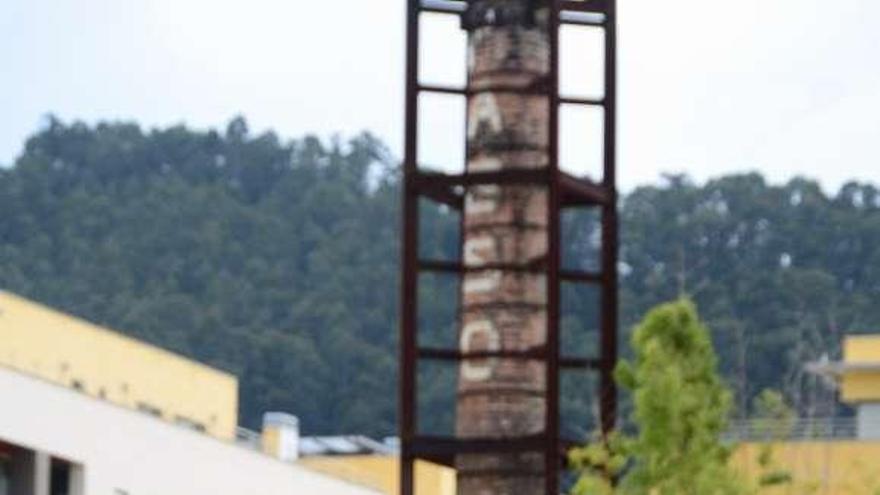 O profesor Sánchez Cidrás, onte, ante a cheminea de Massó.  // G.N.