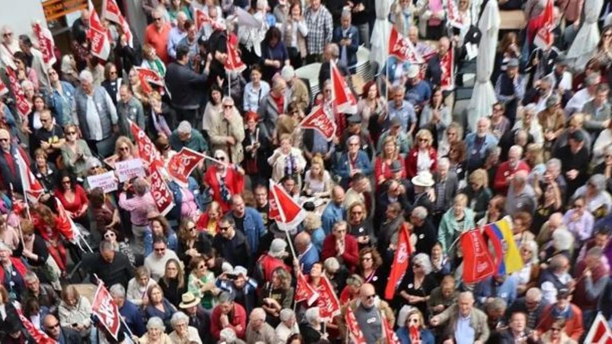 Miles de personas acuden a la sede del PSPV-PSOE en València el pasado domingo.