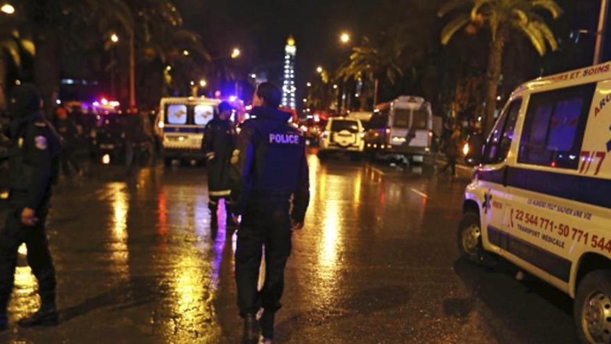 Policías en las calles de Túnez tras el atentado.