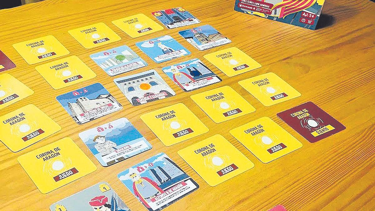 El juego Incluye cartas de personajes, eventos históricos, lugares emblemáticos y objetos o acciones.