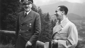 Hitler y Goebbels durante un paseo por el Obersalzberg en junio de 1943