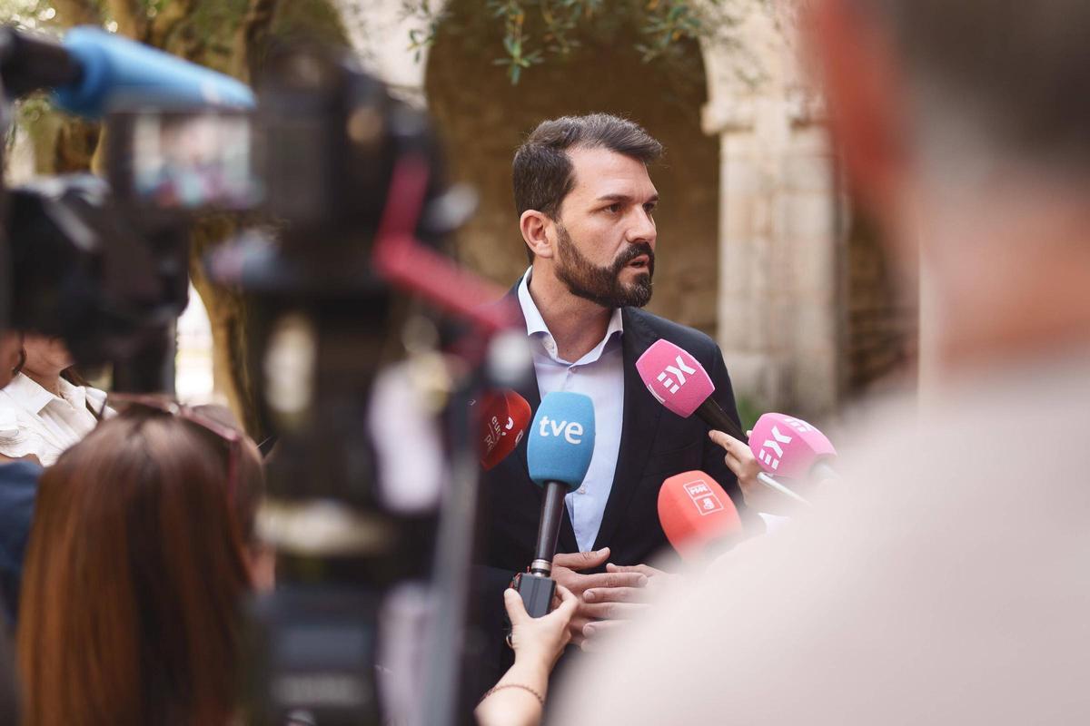 Fotogalería | Reunión entre la presidenta de la Junta, María Guardiola, y el secretario del PSOE en Extremadura, Álvaro Sánchez Cotrina