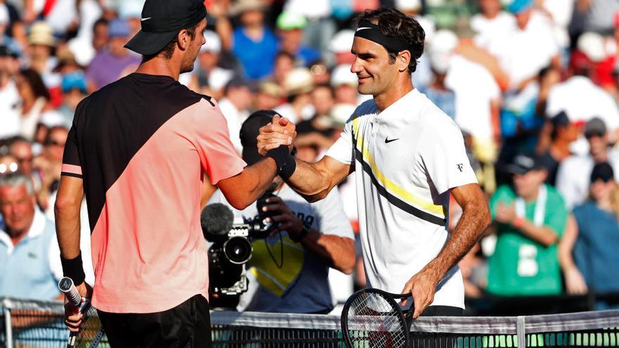 Kokkinakis y Federer se dieron la mano tras el partido.