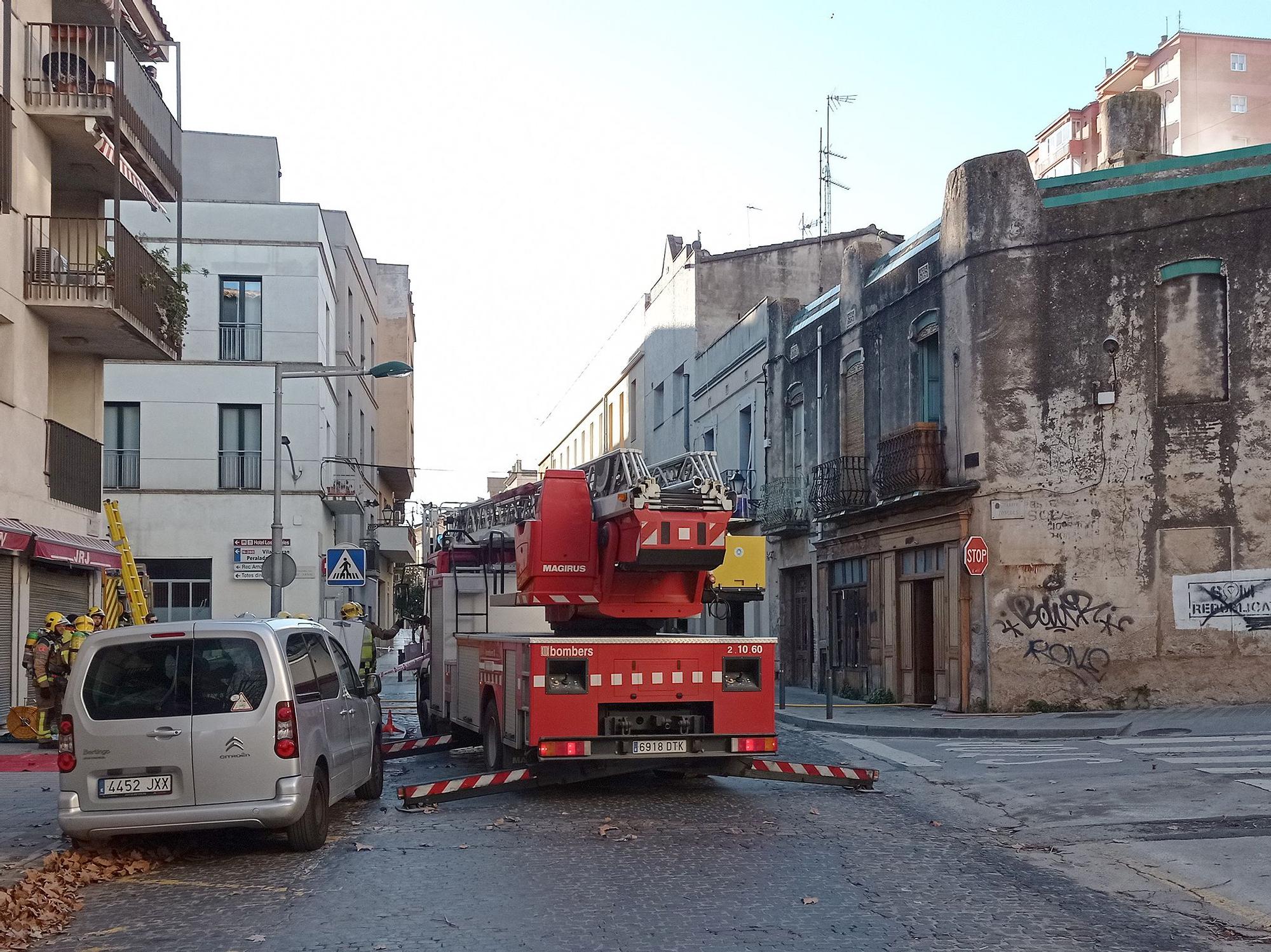 Rescaten del balcó un veí i els seus gossos en un incendi a Figueres