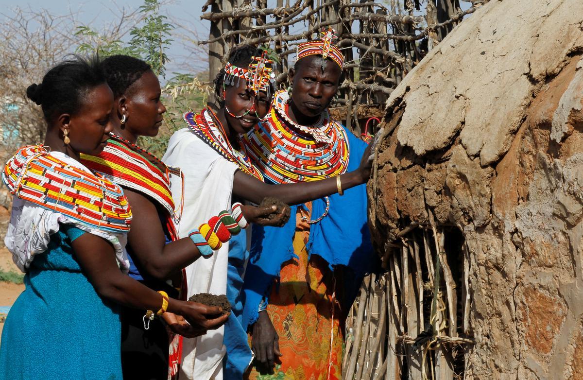 Las mujeres de la tribu Samburu que escaparon de la mutilación genital femenina y otros tipos de violencia de género hacen adornos tradicionales en la aldea de Umoja donde los hombres están restringidos, en Kenia