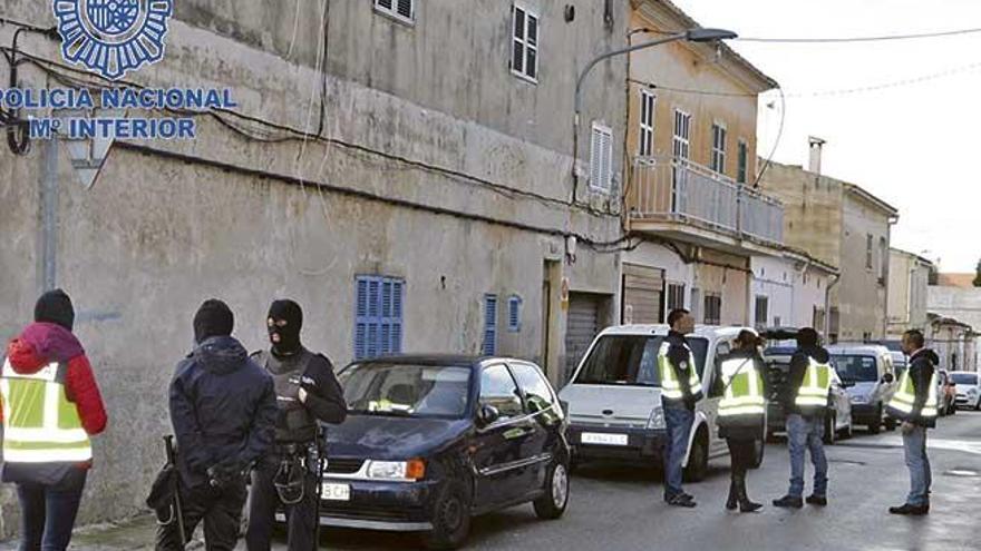 Despliegue de agentes de la Policía Nacional en Porto Cristo el pasado viernes en la redada antidroga.