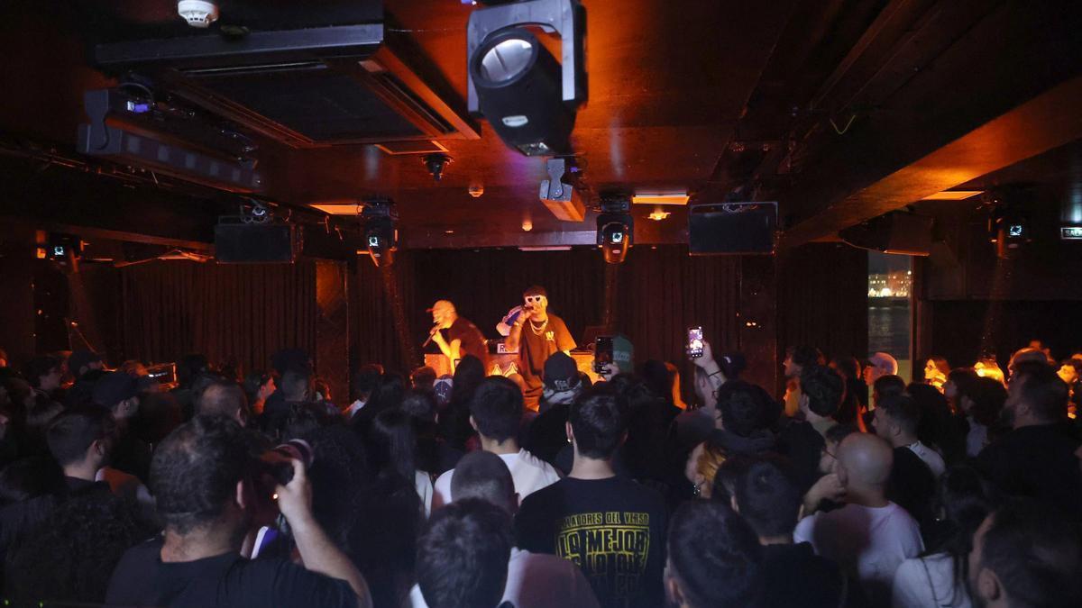Un concierto multitudinario en el Playa Club, uno de los locales míticos de A Coruña.
