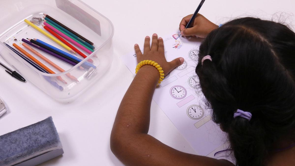 Una niña de Mataró, durante las actividades de inmersión.