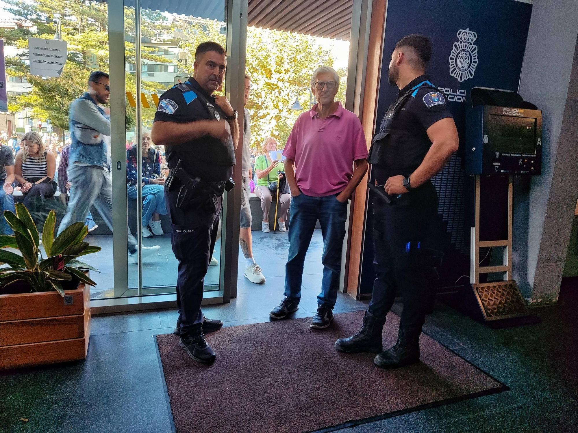 Multidudinaria protesta contra la subida de la basura en Cangas