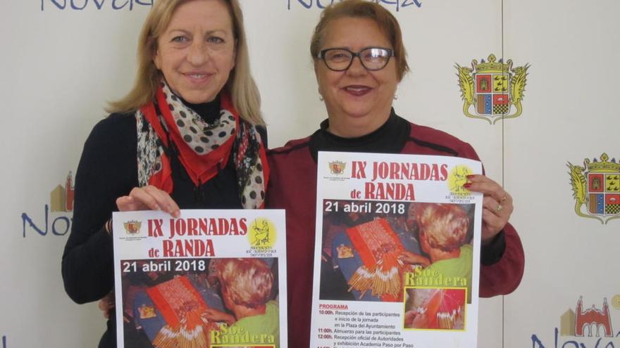 Bienvenida Algarra y Loli Carmen Navarro con el cartel de la actividad