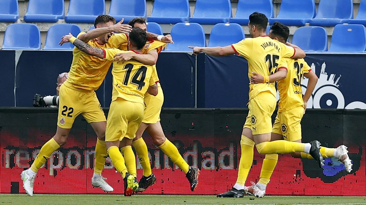 Los jugadores del Girona acuden a felicitar a Santi Bueno tras anotar el 0-1.