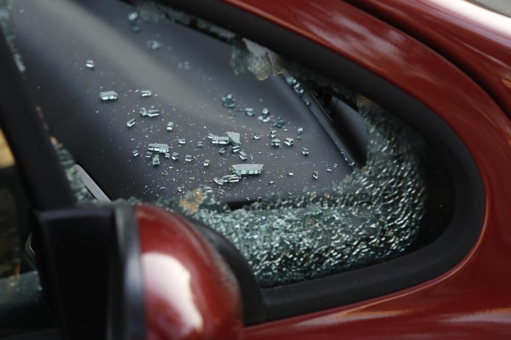 Cotxes amb vidres trencats a Girona